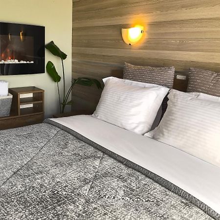 Park Hotel 波利卡斯特隆 外观 照片