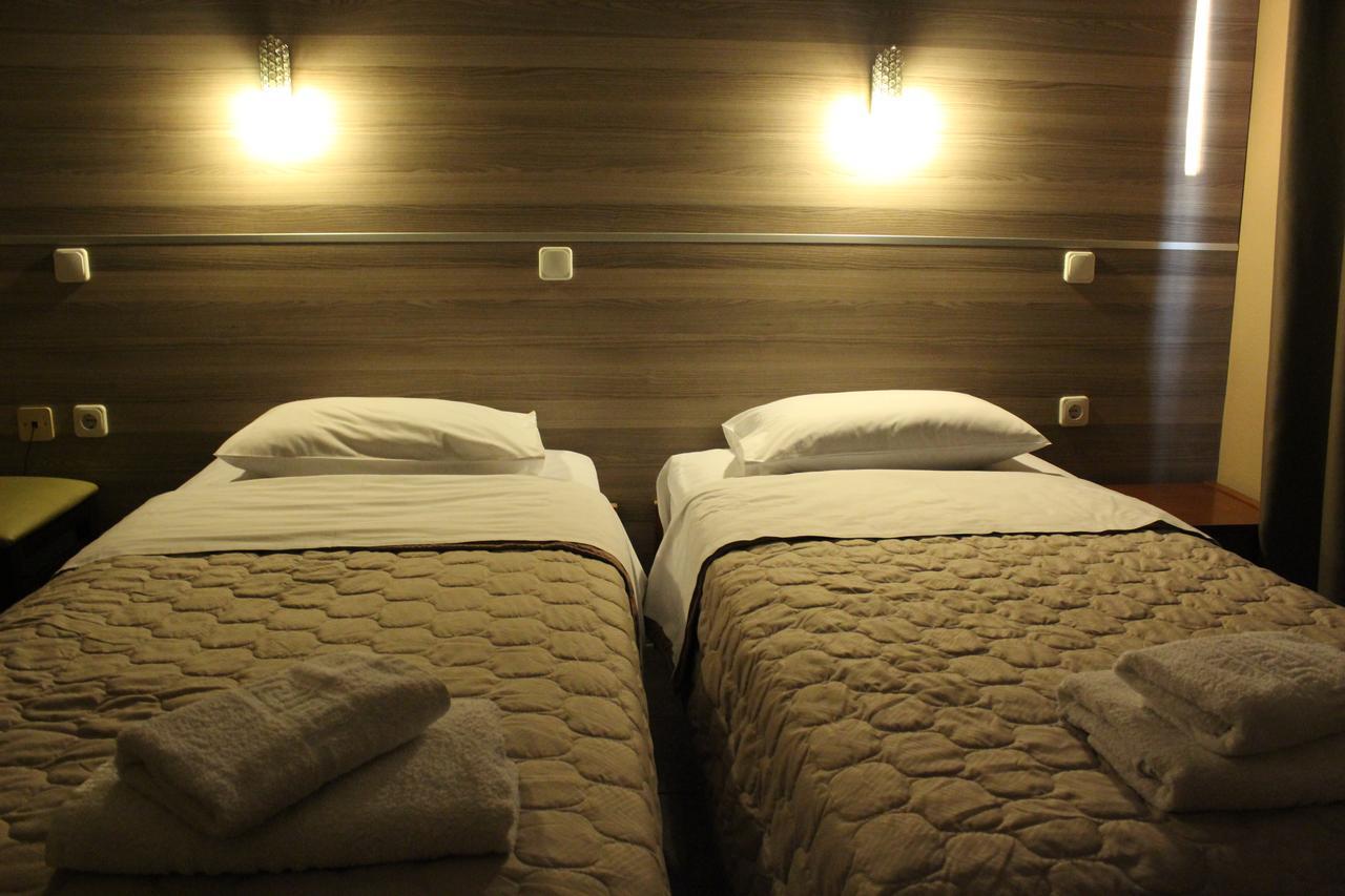 Park Hotel 波利卡斯特隆 外观 照片